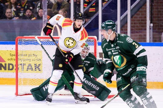 Brynäs Oskar Lindblom och Färjestads målvakt Emil Larmi