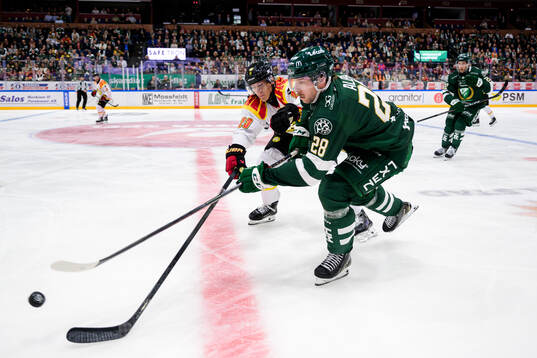Brynäs Oskar Lindblom och Färjestads Emil Alba