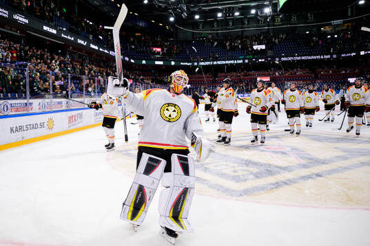 Brynäs målvakt Collin Delia jublar