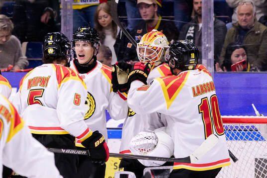 Brynäs Oskar Lindblom och målvakt Collin Delia jublar med