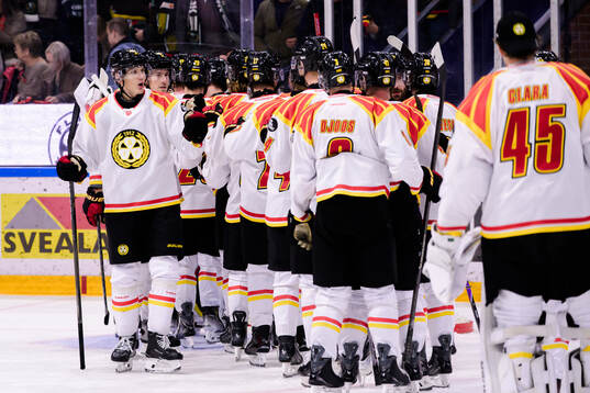 Brynäs Oskar Lindblom  jublar med lagkamrater