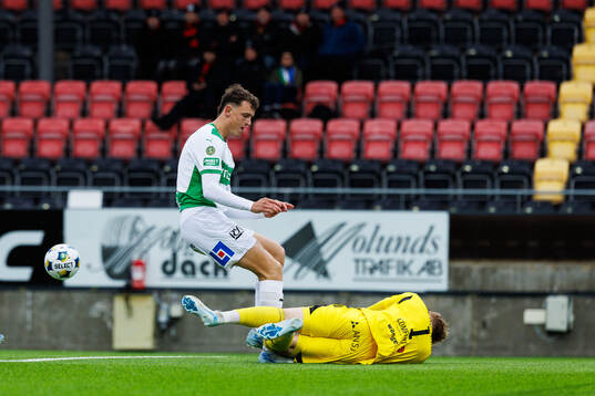 Västerås Mikkel Ladefoged och Östersunds målvakt Rasmus