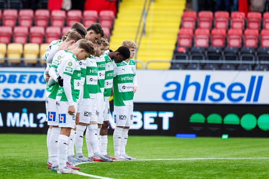 Västerås spelare vid en tyst minut för att hedra omkomne