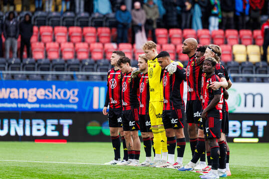 Östersunds spelare vid en tyst minut för att hedra
