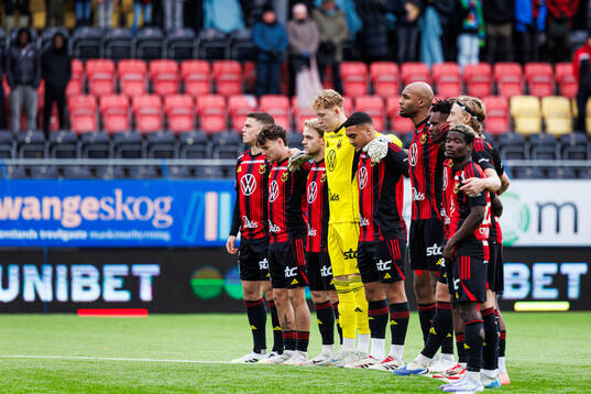 Östersunds spelare vid en tyst minut för att hedra