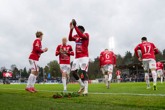 Degerfors spelare hyllar avlidne Ulf Backman, tidigare