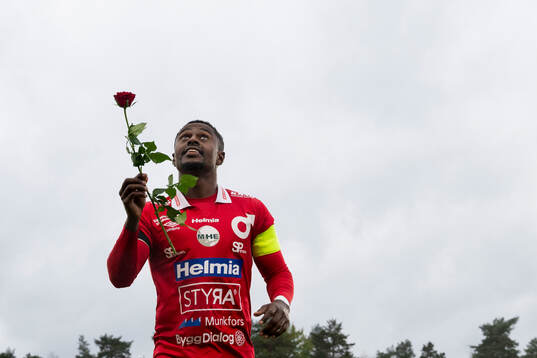 Degerfors Nahom Netabay  hyllar avlidne Ulf Backman,