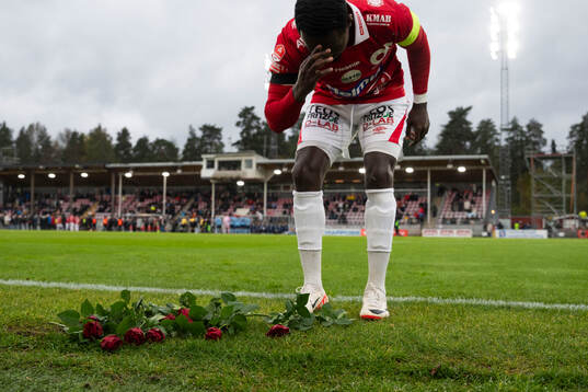 Degerfors Nahom Netabay  hyllar avlidne Ulf Backman,