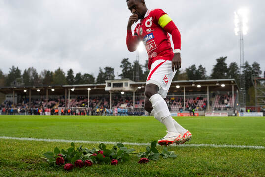 Degerfors Nahom Netabay  hyllar avlidne Ulf Backman,