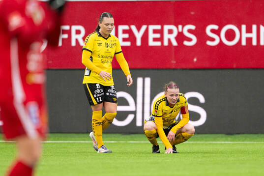 Elfsborgs Hedvig Petersson och Leann Nyström deppar