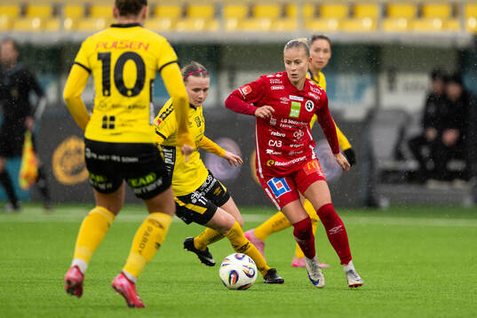 Elfsborgs Leann Nyström och KIF Örebros Demi Pierre