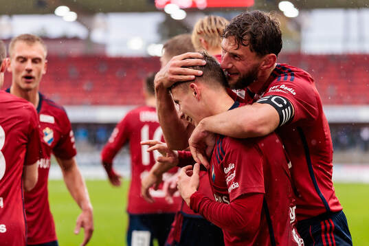 Östers Anssi Suhonen och Alibek Aliev jublar
