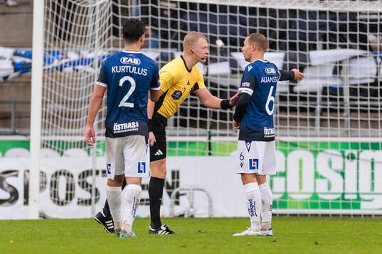 Domare Adam Ladebäck och Halmstads Joel Allansson