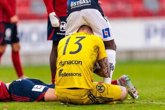 Östers målvakt Robin Wallinder och Halmstads Naeem