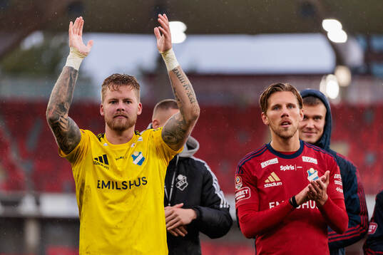 Östers målvakt Robin Wallinder och Noah Söderberg jublar