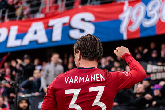 Östers Tatu Varmanen jublar