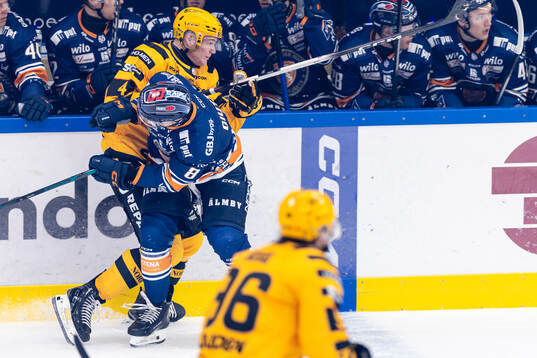 Skellefteås Rasmus Bergqvist blir tacklad av Växjös