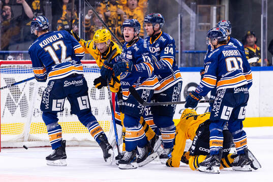 Skellefteås Pär Lindholm jublar, Växjös Otto Koivula,