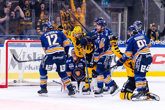 Skellefteås Pär Lindholm och Valter Lindberg jublar,