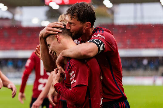 Östers Anssi Suhonen och Alibek Aliev jublar
