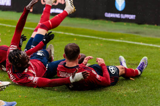 Östers Kingsley Gyamfi och Anssi Suhonen jublar
