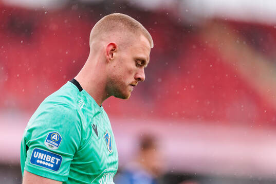 Halmstads målvakt Tim Erlandsson deppar