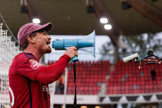 Östers Tatu Varmanen med megafon
