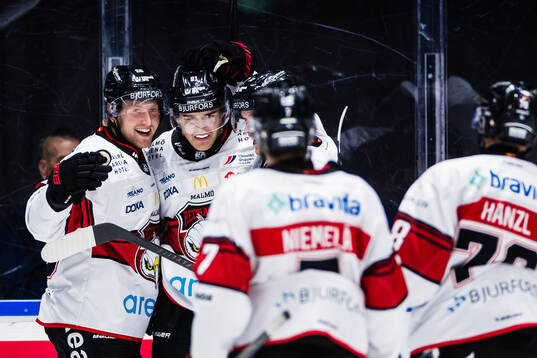 Malmö Redhawks Axel Sundberg jublar med lagkamrater