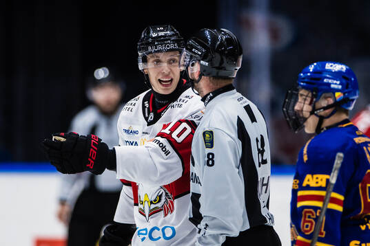 Malmö Redhawks William Von Barnekow i diskussion med domare