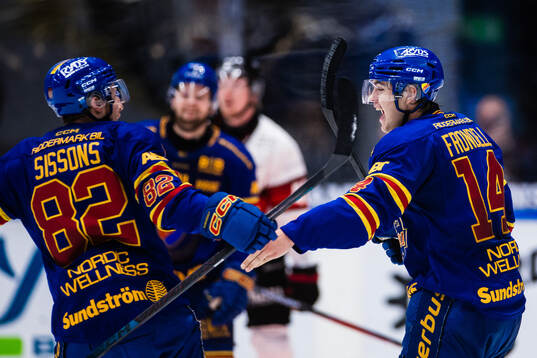 Djurgårdens Anton Frondell och Colby Sissons jublar
