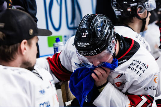 Malmö Redhawks Petter Vesterheim har ont