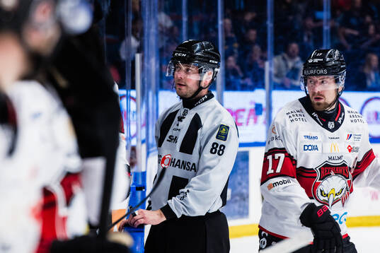 Linjedomare Daniel Persson i samtal med Malmö Redhawks