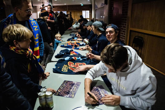 Djurgårdens Anton Frondell skriver autografer