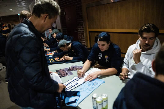 Djurgårdens Anton Frondell skriver autografer