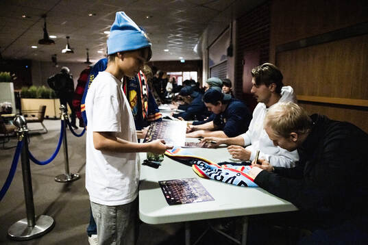 Djurgårdens spelare skriver autografer