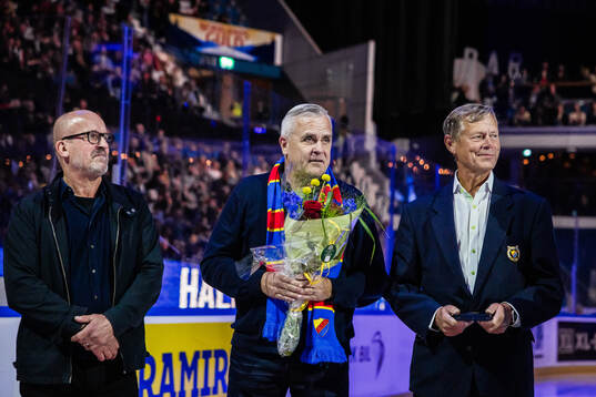 Djurgårdens legendar Jens Öhling (v) med anhöriga till