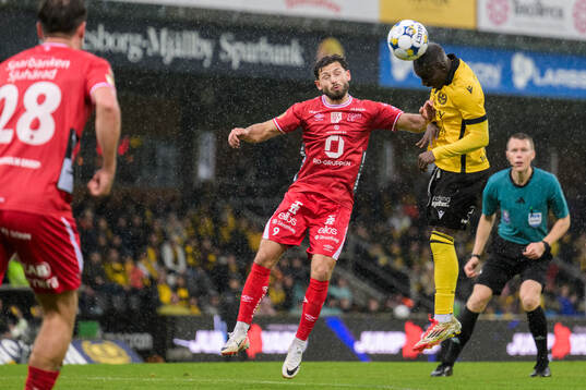Elfsborgs Arber Zeneli och Mjällbys Abdoulie Manneh