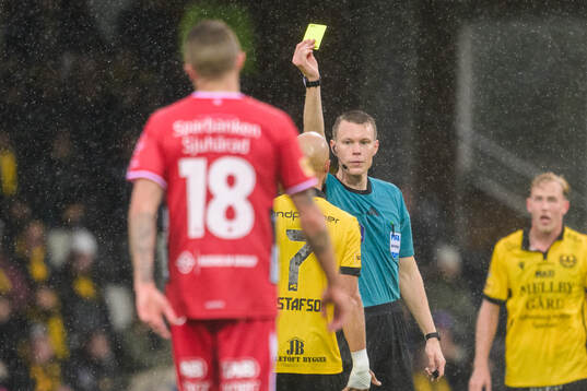 Mjällbys Viktor Gustafson blir varnad av Domare Oscar