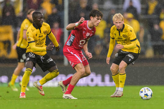 Mjällbys Abdoulie Manneh och Romeo Leandersson mot