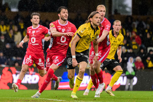 Elfsborgs Daniel Granli och Leo Östman mot Mjällbys Tom