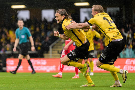 Mjällbys Tom Pettersson jublar