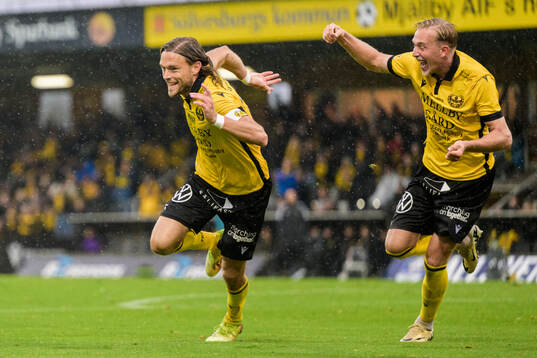 Mjällbys Tom Pettersson och Herman Johansson jublar