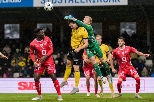 Mjällbys Jacob Bergström och Elfsborgs målvakt Isak