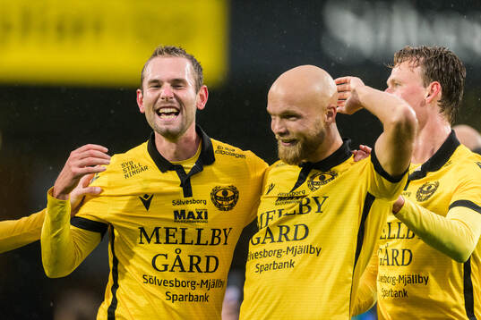 Mjällbys spelare jublar