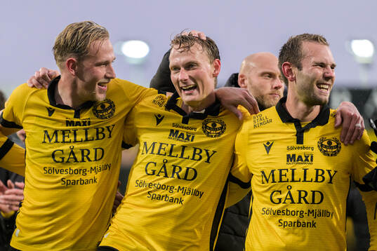 Mjällbys Herman Johansson och Alexander Johansson jublar