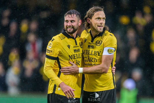 Mjällbys Axel Norén och Tom Pettersson jublar