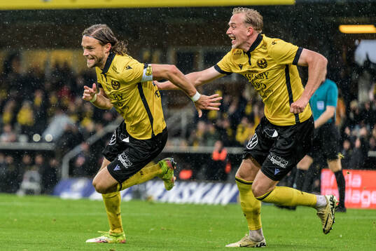 Mjällbys Tom Pettersson och Herman Johansson jublar