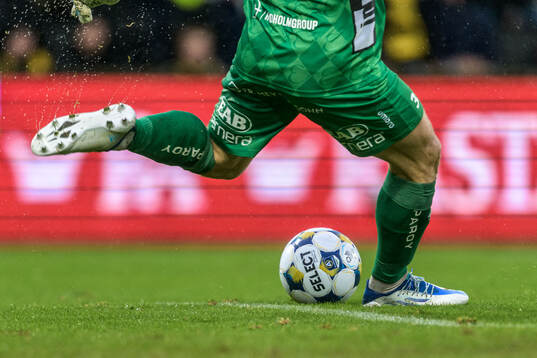 Elfsborgs målvakt Isak Pettersson med utspark