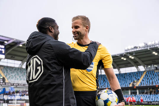 Fjärdedomare Fredrik Oppong och domare Glenn Nyberg