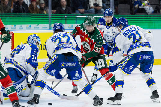 Frölundas Linus Högberg oroar framför Leksands målvakt